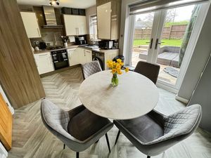 Kitchen Dining- click for photo gallery